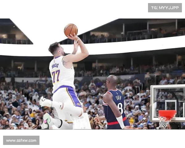 NBA教练战术解析：从进攻布置到防守策略的全面剖析与实战应用